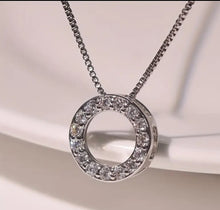 Cargar imagen en el visor de la galería, Complete ME- Zircon Pendant w/Necklace
