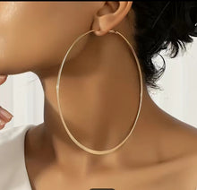 Cargar imagen en el visor de la galería, HIP HOP QUEEN- Extra Large Gold Hoops
