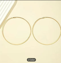 Cargar imagen en el visor de la galería, HIP HOP QUEEN- Extra Large Gold Hoops
