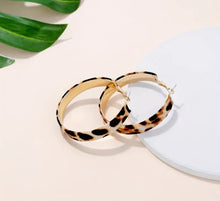 Cargar imagen en el visor de la galería, Leopard Love -14k Gold Plated Hoops
