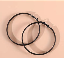 Cargar imagen en el visor de la galería, Smooth Operator- Black Thin Hoops
