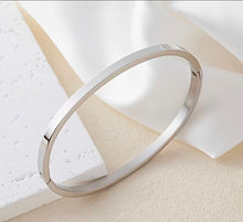 Cargar imagen en el visor de la galería, Simply STEEL! Stainless Steel Egg Shape Bangle
