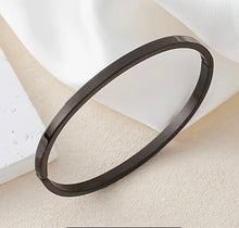 Cargar imagen en el visor de la galería, Simply STEEL! Stainless Steel Egg Shape Bangle

