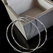 Cargar imagen en el visor de la galería, Skinny Mini- Med Silver Hoops
