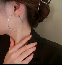 Cargar imagen en el visor de la galería, Skinny Mini- Med Silver Hoops
