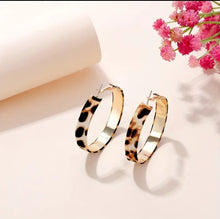 Cargar imagen en el visor de la galería, Leopard Love -14k Gold Plated Hoops
