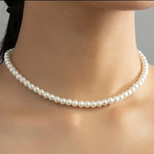 Cargar imagen en el visor de la galería, Socialite It Is- Faux Pearl Necklace
