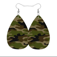 Cargar imagen en el visor de la galería, WARFaire- Camouflage Earrings

