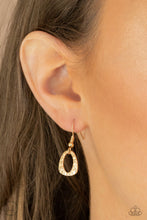 Cargar imagen en el visor de la galería, Urban Safari- Gold Choker And Earrings
